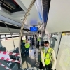 Scaunele din autobuzele CT BUS sunt marcate, pentru ca publicul să știe care sunt locurile pe care se poate așeza pentru a respecta distanța minimă de siguranță