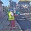 Lucrări de modernizare a carosabilului în cartierul KM 4: S-a turnat primul strat de asfalt pe strada Nehoiului!