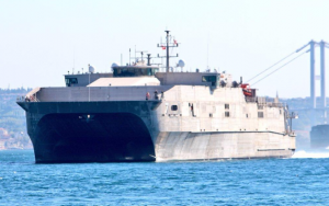 O navă de desant a Marinei SUA a intrat în premieră în Marea Neagră