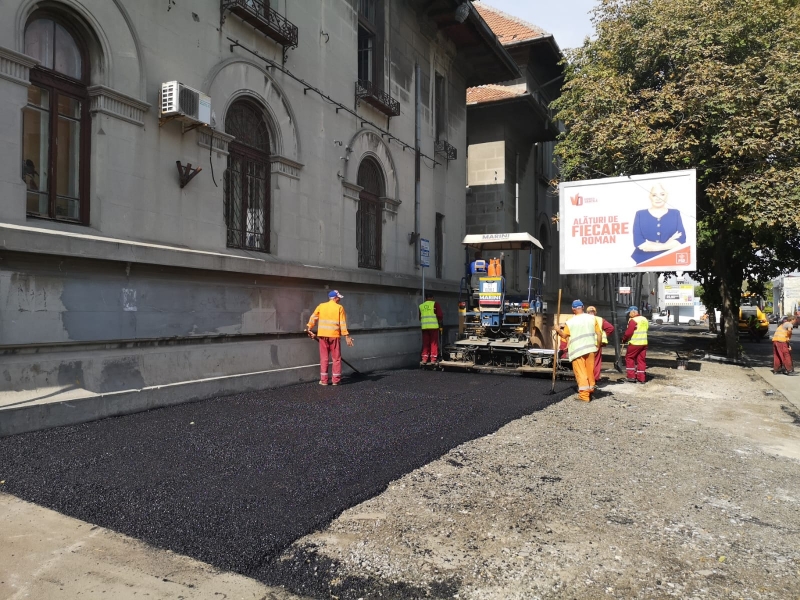 Se asfaltează trotuarele pe strada Mircea cel Bătrân!