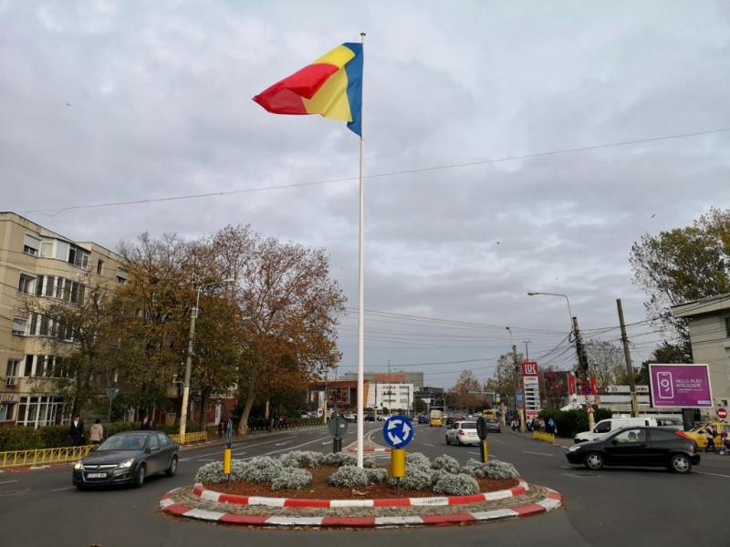 Tricolorul va flutura falnic în 14 intersecții de pe principalele artere de circulație din orașul nostru, până de Ziua Națională a României!