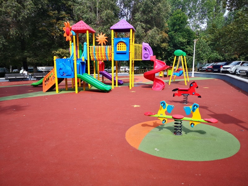Reabilitarea și modernizarea locurilor de joacă din Constanța continuă