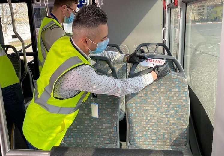 Scaunele din autobuzele CT BUS sunt marcate pentru distanțarea călătorilor
