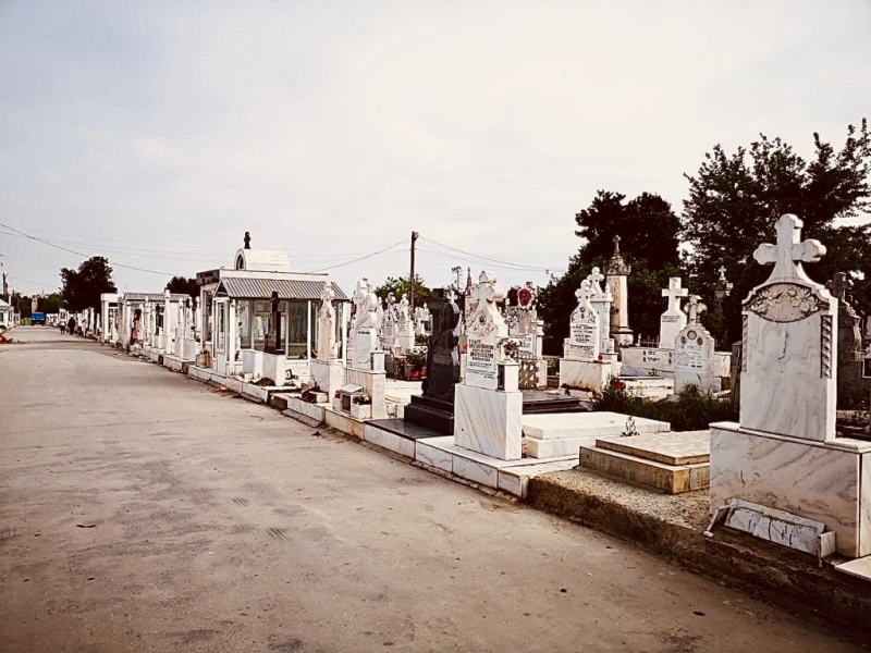 Începând de astăzi, accesul în cimitire este permis, cu respectarea normelor de distanțare socială
