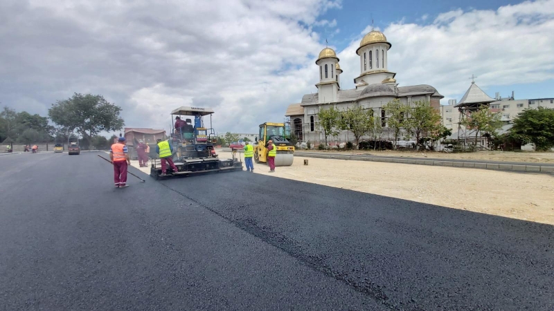Continuă lucrările de asfaltare a parcării situate pe strada Ștefăniță Vodă