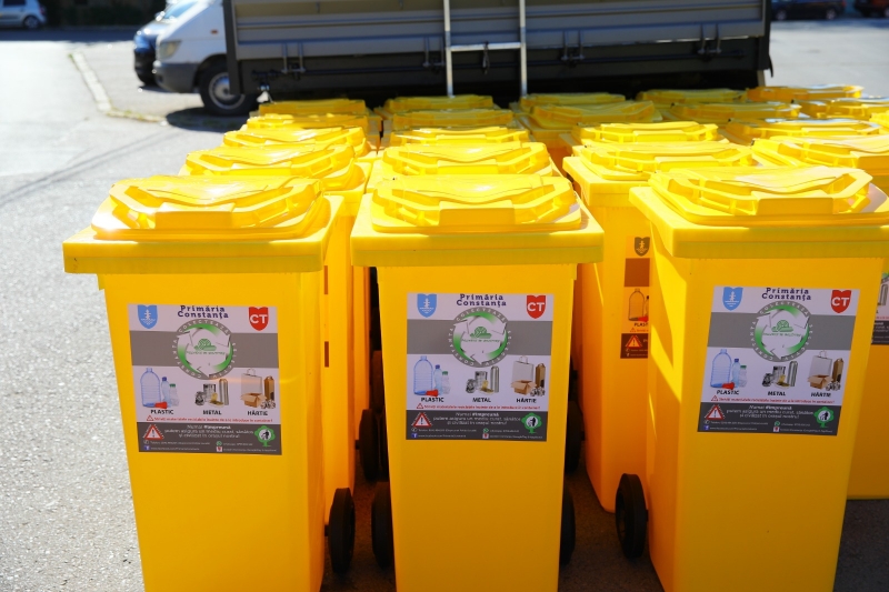 Polaris M Holding împreună cu Primăria Muncipiului Constanța continuă programul de distribuire a celor 30 mii de pubele galbene destinate colectării selective a deșeurilor