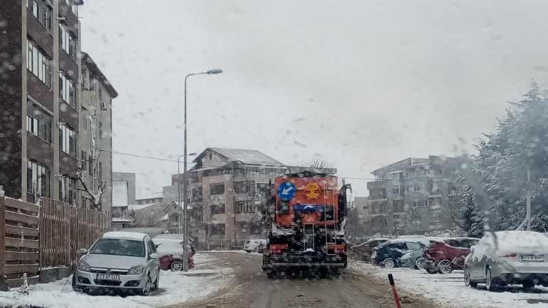 Pe străzile din municipiul Constanța se acționează în continuare cu 31 de utilaje care împrăștie material antiderapant și îndepărtează zăpada de pe carosabil