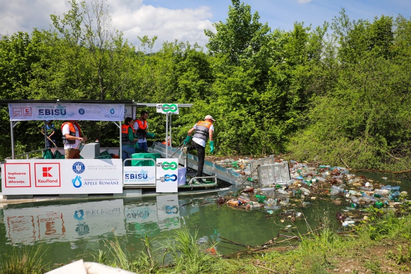 S-a lansat prima ambarcațiune 100% electrică, proiectată să curețe apele României de gunoaie