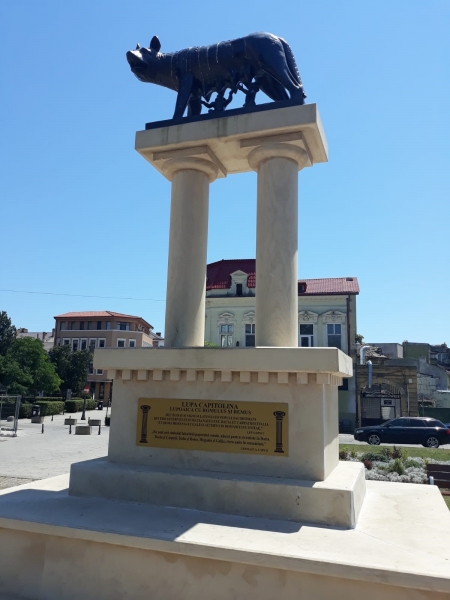 Atracție inedită pentru turiști și constănțeni: De Historia Urbis - Gardă de onoare la statuia Lupa Capitolina