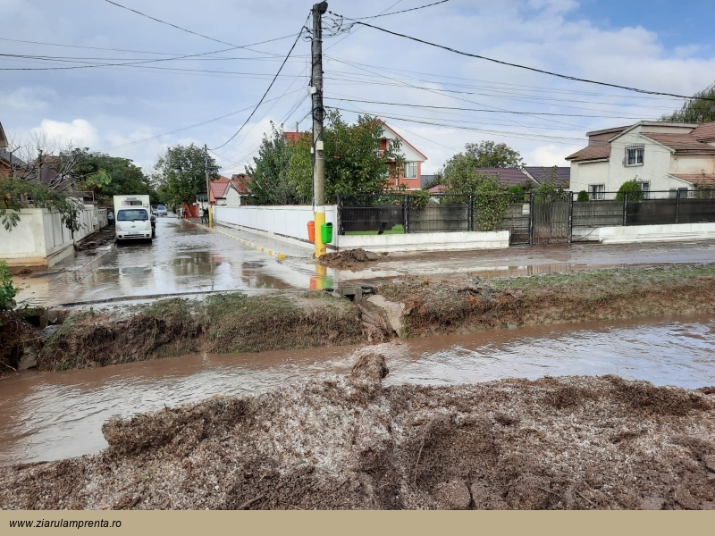 Primăria Valu lui Traian: Echipele de intervenție continuă să scoată apa din curțile inundate
