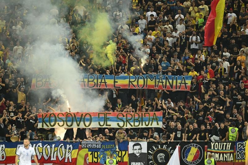 Meciul România - Kosovo suspendat temporar din cauza unui banner cu mesaj controversat