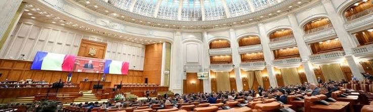 Camera Deputaților elimină incompatibilitatea pentru consilierii locali și județeni angajați la stat
