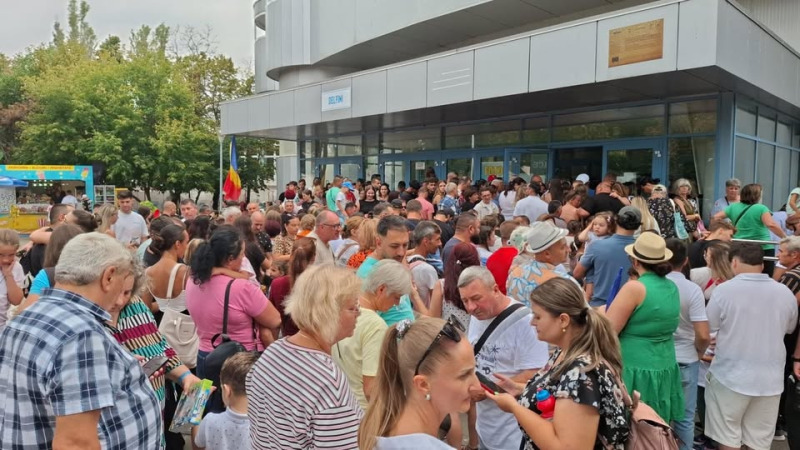 Delfinariul, luat cu asalt de turiști și constănțeni: 5.400 de vizitatori într-o singură zi!