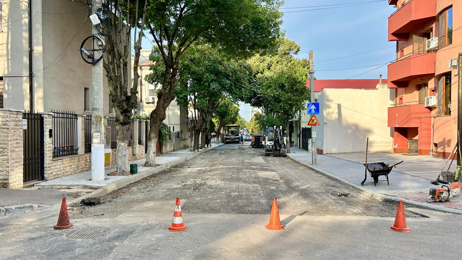 Se asfaltează carosabilul pe strada Dorobanților din cartierul Faleza Nord, pe tronsonul cuprins între strada Unirii și bulevardul Mamaia. Traficul rutier este restricționat total!