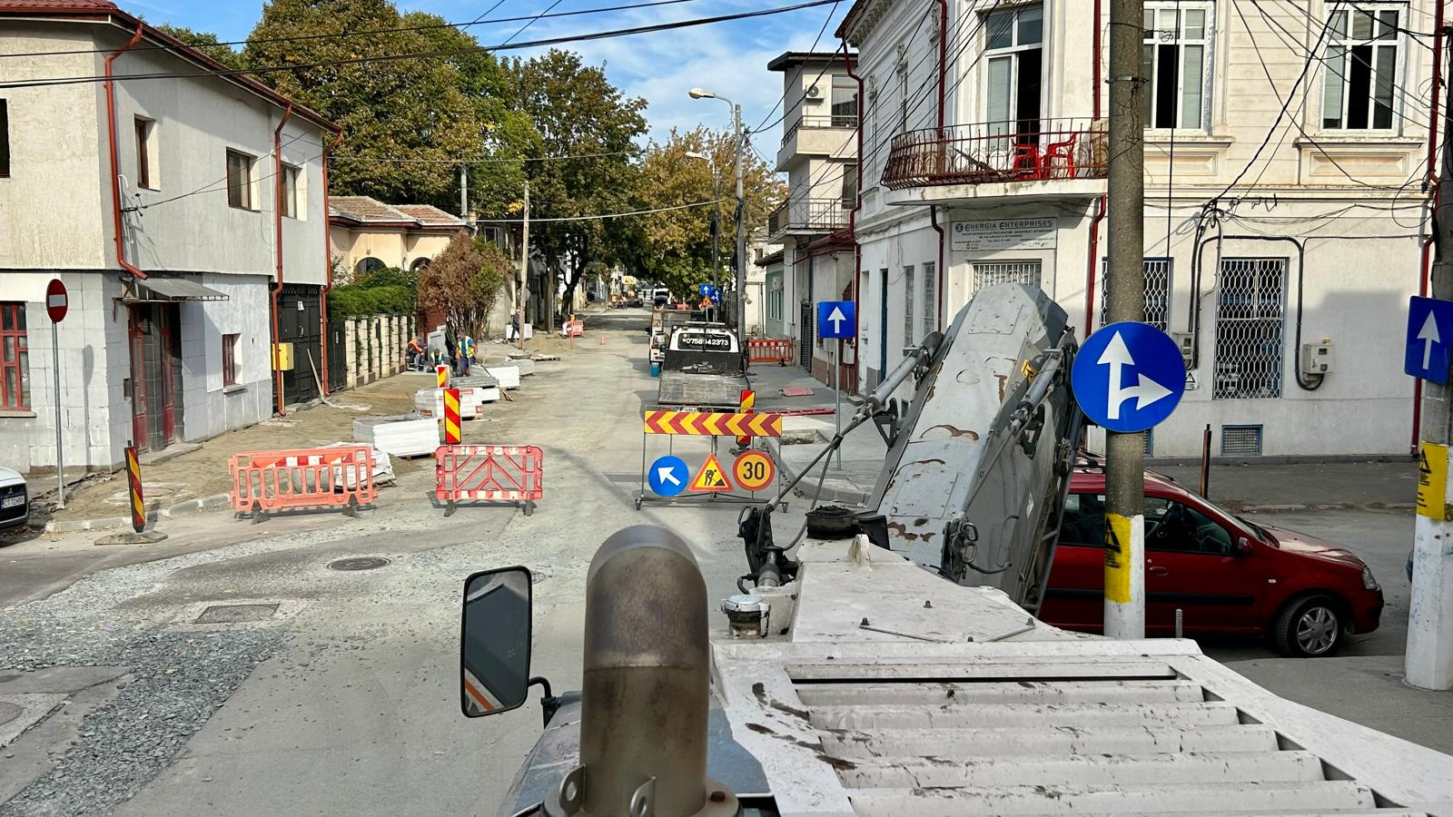Continuă lucrările de reabilitare a carosabilului pe strada Ion Lahovari. Traficul va fi restricționat total!