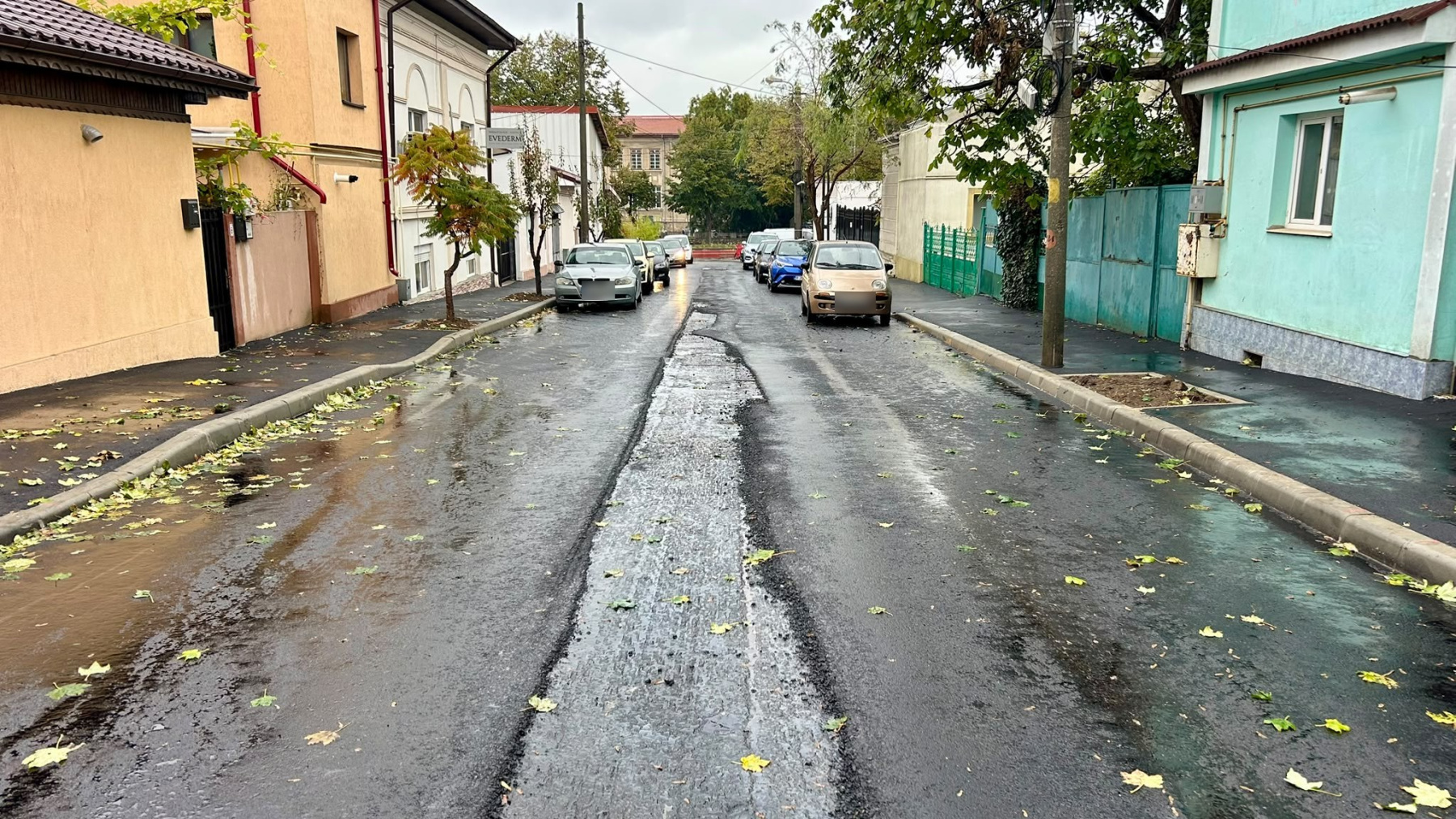 Asfaltare pe un tronson al străzii Vasile Lucaciu. Lucrările se desfășoară cu restricții de trafic rutier