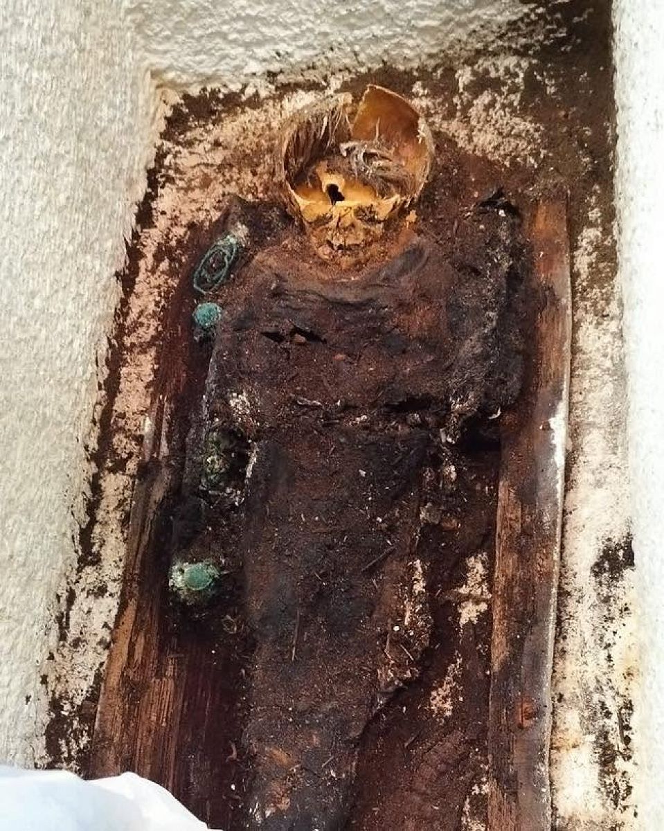 Deschiderea unui sarcofag roman de copil, descoperit intact de arheologii Muzeului de Istorie Națională și Arheologie Constanța(video)