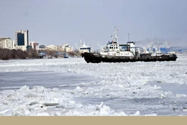 Traficul fluvial pe Dunăre, afectat de sloiuri de gheaţă