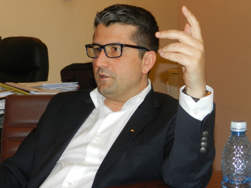 CATTANI A ÎNCERCAT SĂ FACĂ DIN FĂGĂDĂU UN CĂINE DE VÂNĂTOARE  DRESAT SĂ-I ADUCĂ RAȚA CU PORTOCALE LA PICIOARE...