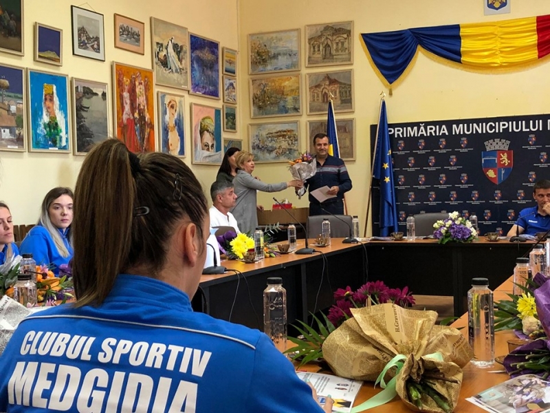 Echipa de volei a CS Medgidia a avut onoarea de a fi premiată de primarul municipiului Medgidia, Valentin Vrabie
