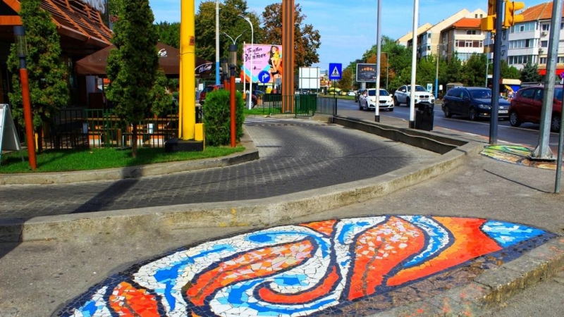 Oraşul meu din mozaic: -Lucrările de artă de la trecerile de pietoni vor fi tratate cu o soluţie antiderapantă. Pe mozaic nu se va aluneca!-