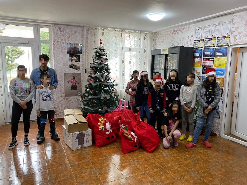 RAEDPP Constanța, prin campania ÎMPARTE POVESTEA TA DE CRĂCIUN, a făcut fericiți zeci de copii necăjiți