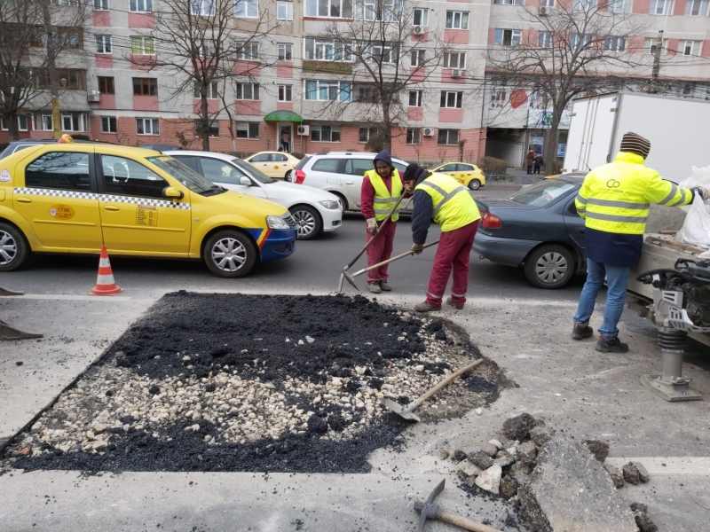 Primăria Municipiului Constanța, prin S.C. Confort Urban, execută în această perioadă lucrări urgente de reparații a carosabilului în diverse zone din oraș