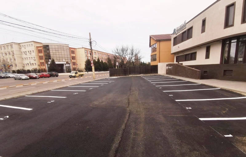 Spațiu public urban reamenajat pentru a crea noi locuri de parcare