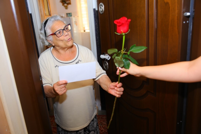 Seniorii constănțeni sunt premiați la domiciliu pentru împlinirea vârstelor de 80 și 90 de ani, precum și pentru aniversarea a 50 de ani de la căsătorie!