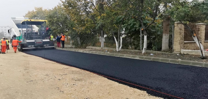 Se asfaltează parcarea construită pe terenul delimitat de străzile Tulcei și Badea Cârțan
