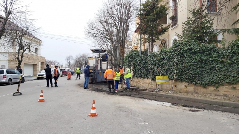 Se reabilitează carosabilul pe strada Mihai Eminescu
