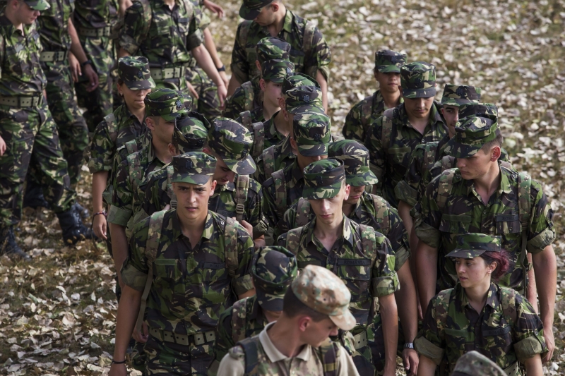 Ministerul Apărării vrea să angajeze peste 4.000 de militari
