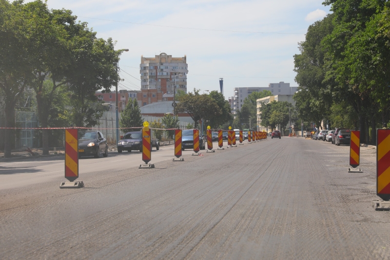 Începe asfaltarea pe bulevardul 1 Mai!