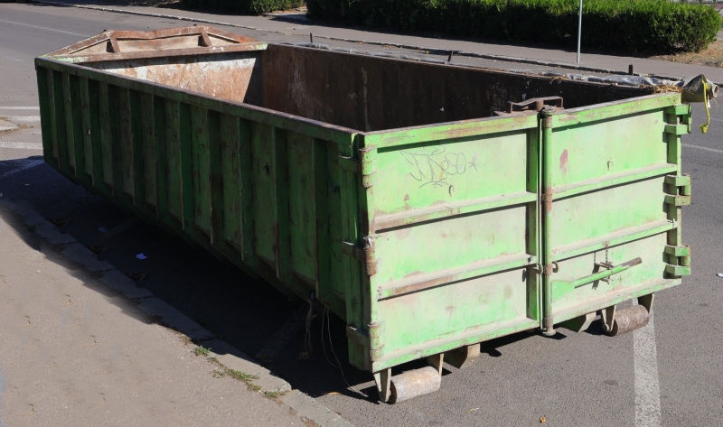 Vă rugăm să folosiți cu încredere containerele speciale pentru deșeuri voluminoase!