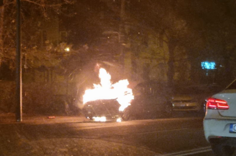 Automobil în flăcări în fața Stadionului Portul din Constanța