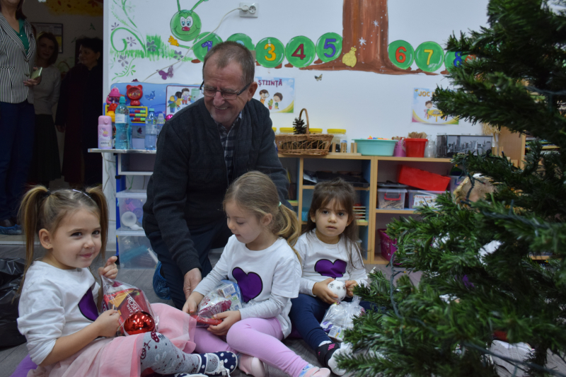 La Cumpăna, Moș Nicolae a adus copiilor cadouri în ghetuțele frumos pregătite