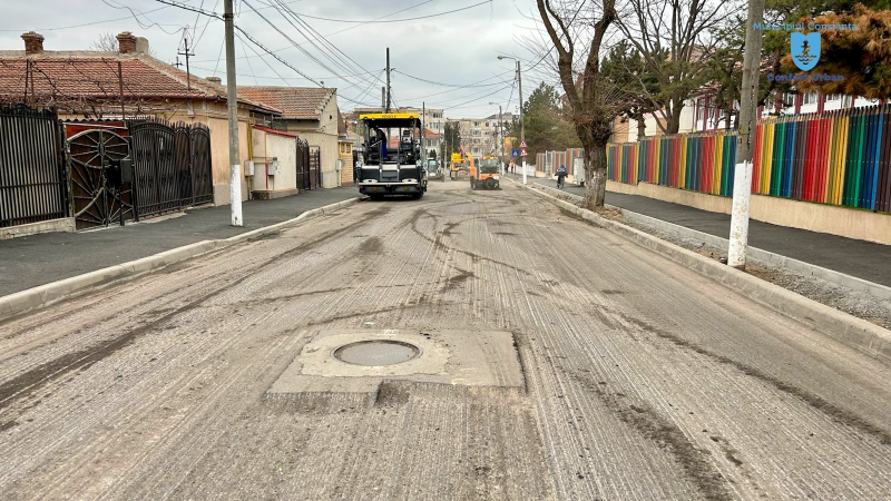 Se asfaltează carosabilul pe strada Pictor Nicolae Grigorescu din cartierul Anadalchioi