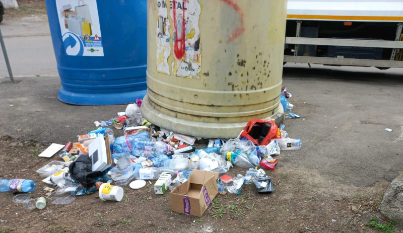 Platformele de colectare a deșeurilor din municipiul Constanța, vandalizate de cei care obțin venituri din ambalaje returnabile
