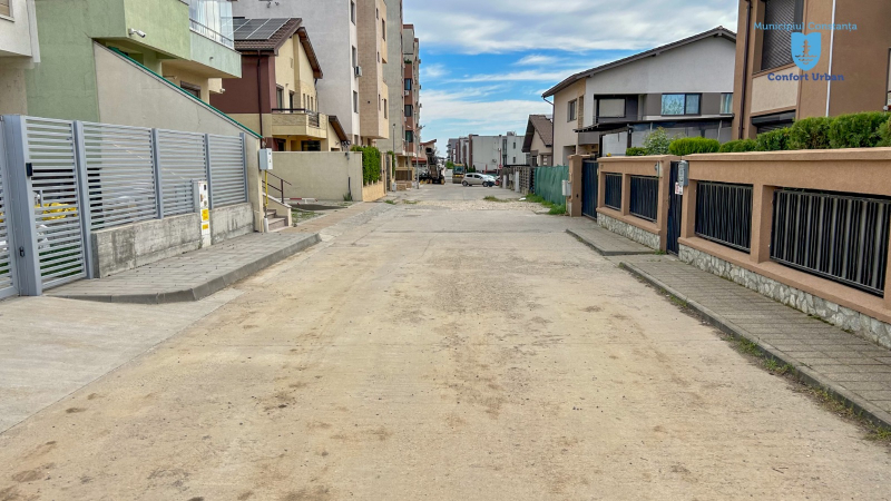 Lucrările de reabilitare a carosabilului acoperă tot mai multe străzi din cartierul Tomis Plus