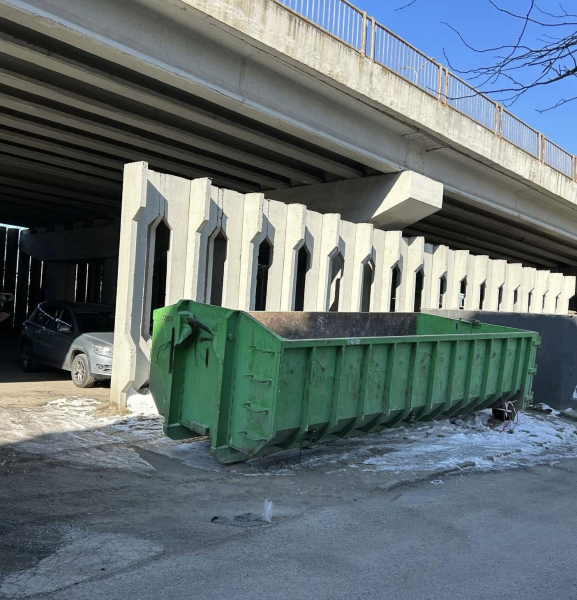 Nu abandonați deșeurile voluminoase în locuri neamenajate! Vă rugăm să le depozitați în bena de culoare verde!