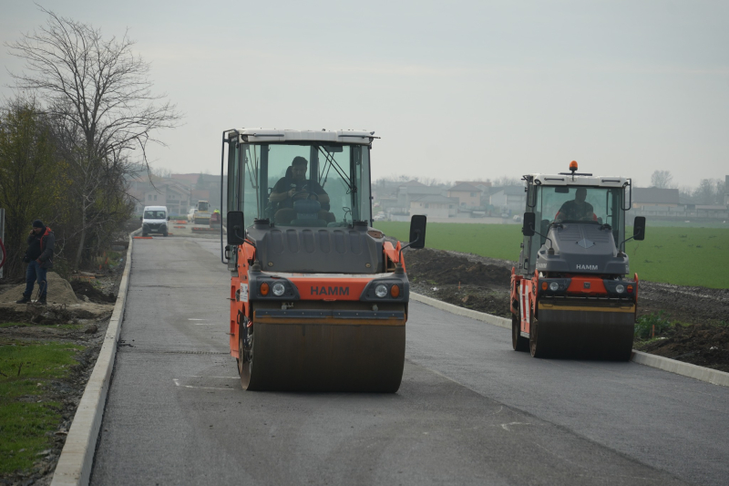 Continuă lucrările de asfaltare pe strada Prelungirea Tractorului