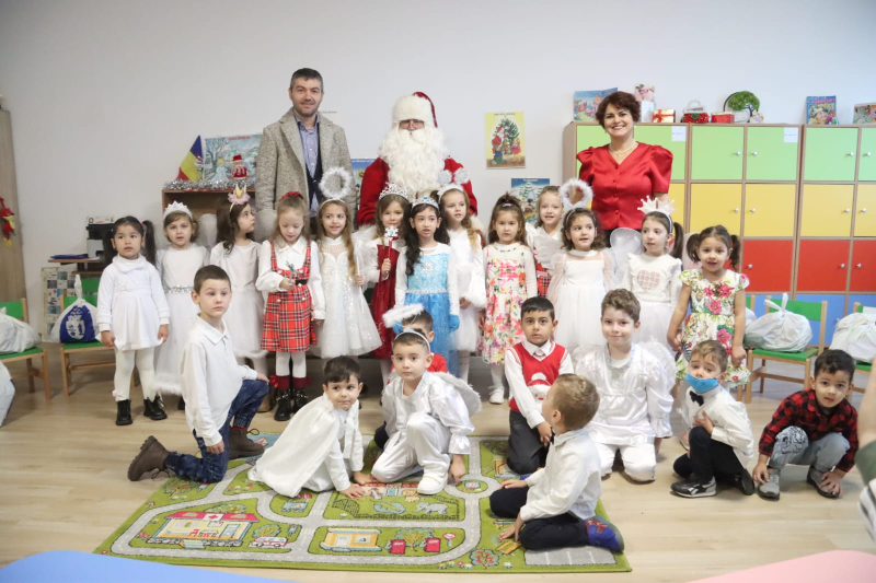 Primăria Orașului Ovidiu – Bucurie pentru 1570 de copii și 1200 de pensionari din Ovidiu, Poiana și Culmea  în prag de sărbători!
