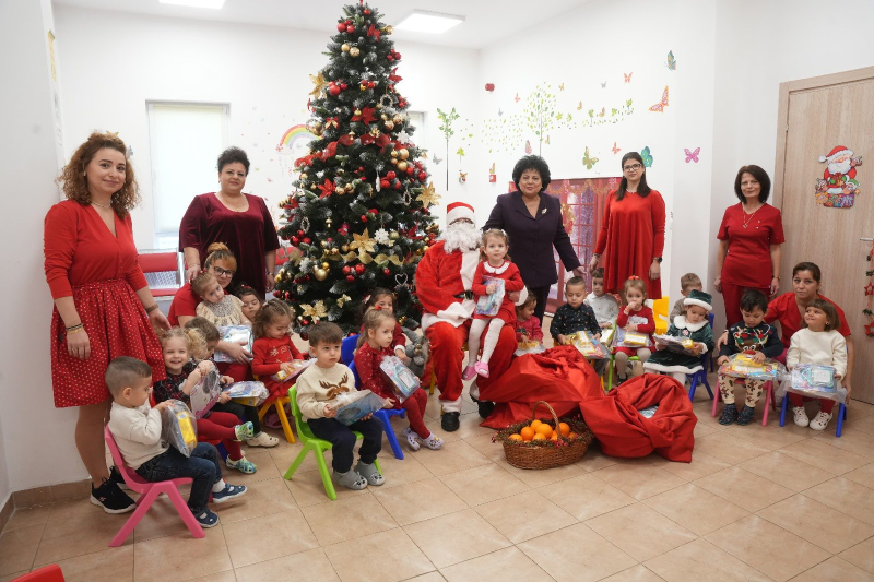 Moș Crăciun a venit la serbarea copiilor de la Creșa „Raza de Soare” Cumpăna