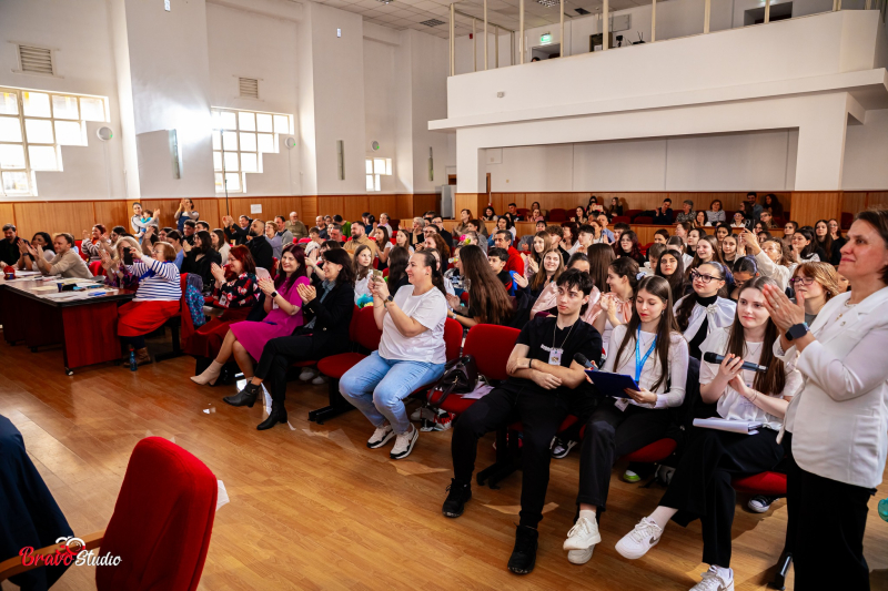 Teatru. Franceză. Tineri care îndrăznesc să urce pe scenă