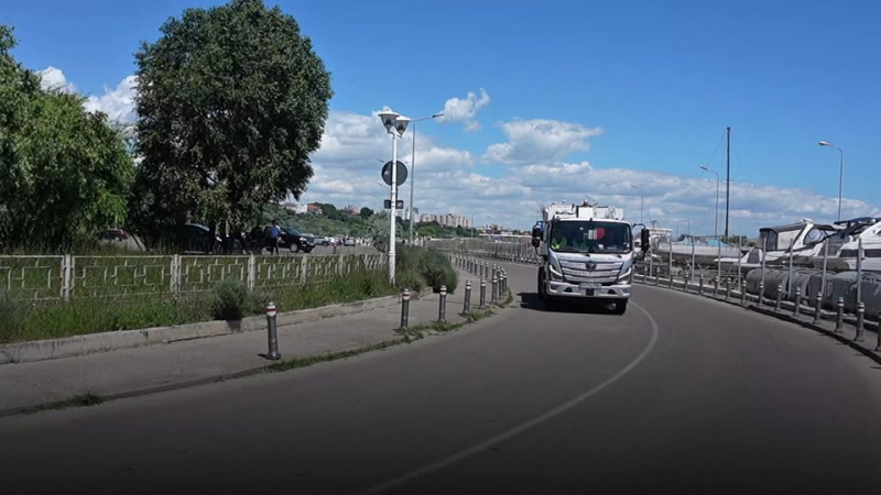 În spatele unui oraș curat se află oameni care își transformă munca de zi cu zi într-o responsabilitate față de comunitate