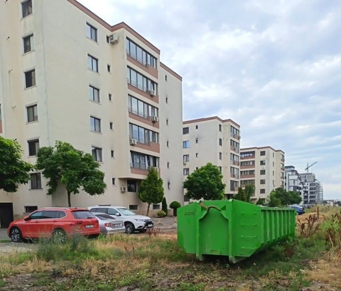 Nu abandonați deșeurile voluminoase în locuri neamenajate! Vă rugăm să le depozitați în benele de culoare verde!