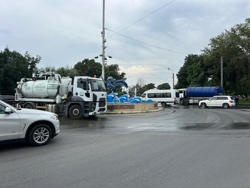 Intervenție complexă pentru deblocarea colectorului principal de canalizare din orașul Năvodari