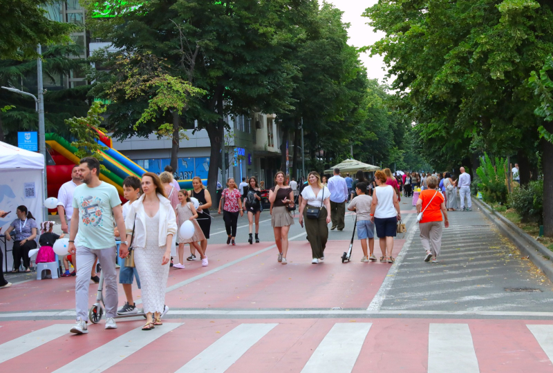 Plimbări, socializare și atmosferă de vară pe bulevardul Tomis