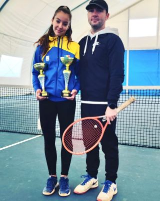 Clubul Sportiv Medgidia are de astăzi în componența sa o tenismenă de renume și un antrenor de valoare!