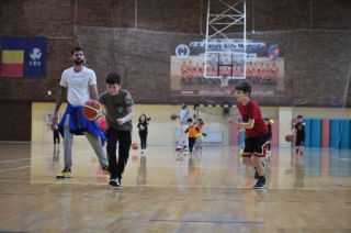 Invitație la baschet!